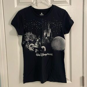 Disney 4 Parks T-Shirt Size XL fits like a M